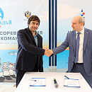 Марк Глуховский и президент Федерации компьютерного спорта России Дмитрий Смит подписали соглашение о сотрудничестве между РШФ и ФКС