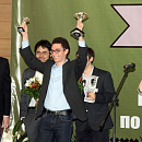 В руках у Каруаны - кубки победителя Гран-при ФИДЕ: один переходящий, другой - его личный