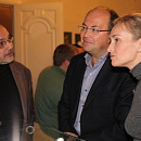 Дмитрий Олейников показывает экспозицию Олегу Скворцову и его супруге Наталье