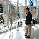 Эрнесто Инаркиев изучает экспонаты, привезенные из Московского музея шахмат