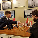 За легендарным столом играют Сергей Карякин и Митрополит Иларион