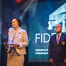 У микрофона Наталья Комарова, справа - Андрей Филатов