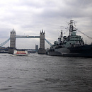 Прогулка по Темзе. Справа от Тауэрского моста - пришвартованный крейсер &quot;Белфаст&quot;, боевой корабль времен Второй мировой войны