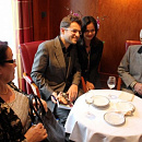 С Шарлем Азнавуром фотографируются Левон Аронян, его мама и подруга Ариана