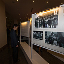 Дин Лижэнь осматривает выставку фотографий, посвященную Тиграну Петросяну