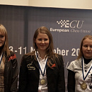 Есть что-то общее в призерах третьей доски. Слева направо – Анна Ушенина (1), Мелани Оме (2), Валентина Гунина (3)