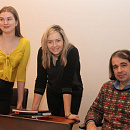 Этери Кублашвили, Наталья Жукова и Максим Ноткин наблюдают за игрой на компьютере