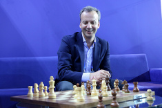 Аркадий Дворкович поздравил Дмитрия Пескова с победой сборной России в первой шахматной онлайн-олимпиаде