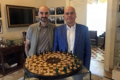 Предприниматель Ульви Касимов подарил Андрею Филатову круговые шахматы для троих