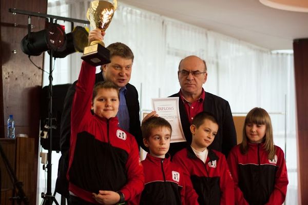 Младшую команду из столицы России и ее тренера Михаила Крюкова награждает Алексей Широв