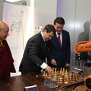 Игорь Левитин и Кирсан Илюмжинов играют с роботом