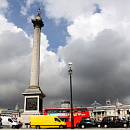 Символы Лондона - колонна Нельсона и красный автобус 